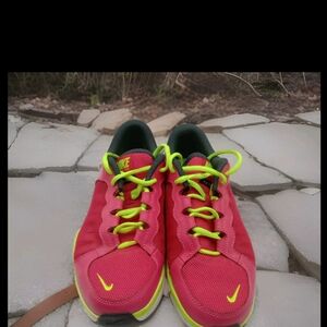 Women's Nike Training Sneakers Shoes Size 8 Pink & Green